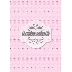 Petits chiens assis roses sur fond rose